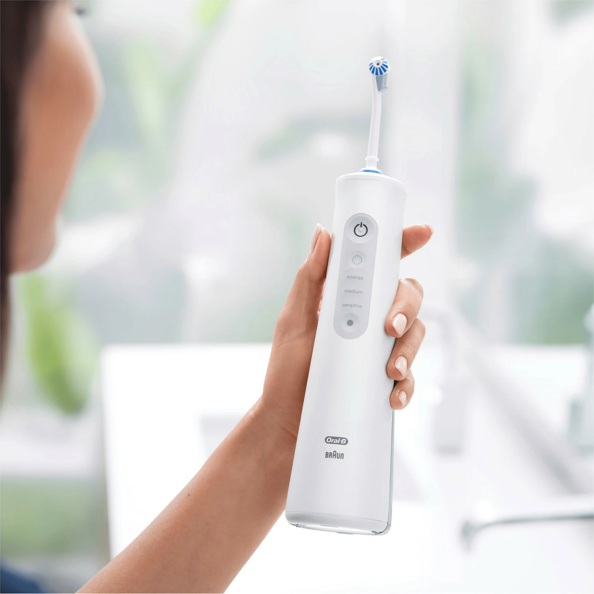 Irigator oral pa kabllo Oral-B AquaCare 6 Pro-Expert, 0.15 L, e bardhë