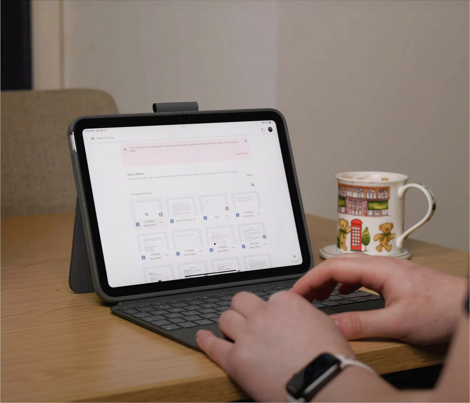 Tastierë me trackpad dhe mbështjellës Logitech Combo Touch për iPad 10.9" (Gjenerata 10), QWERTY italisht, Oxford Gray