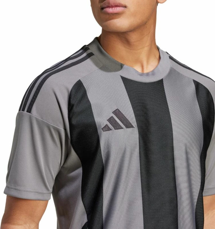 Maicë për meshkuj adidas, e zezë dhe gri