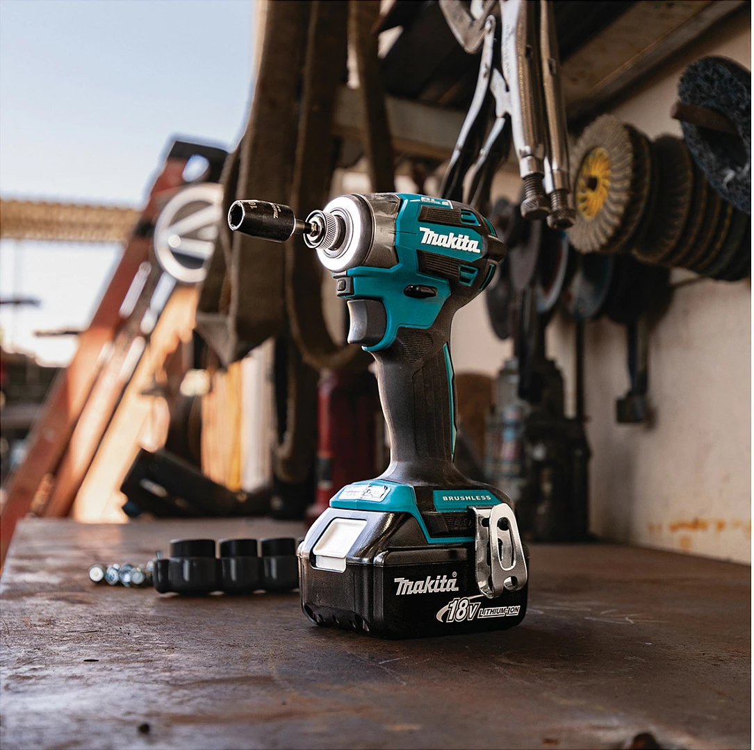 Vidator me goditje Makita DTD173Z, 18V Li-Ion, 1/4", 180 Nm, brushless, me dritë LED, zi/kaltër