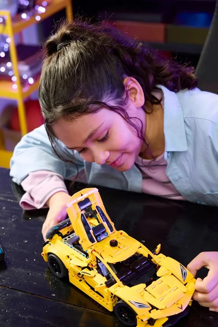 Lego Technic 42205 Chevrolet Corvette Stingray, 732 pjesë, Verdhë