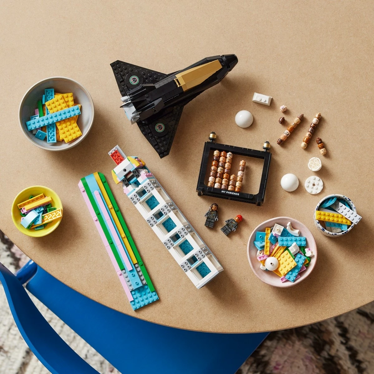 Set LEGO Icons 10391 Joy with Pharrell Williams, 966 copë, 18+