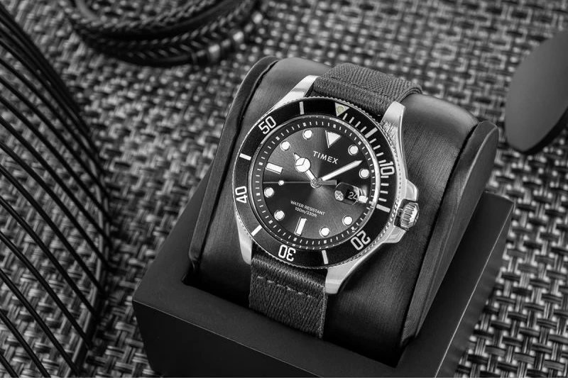 Orë dore për meshkuj Timex, e zezë