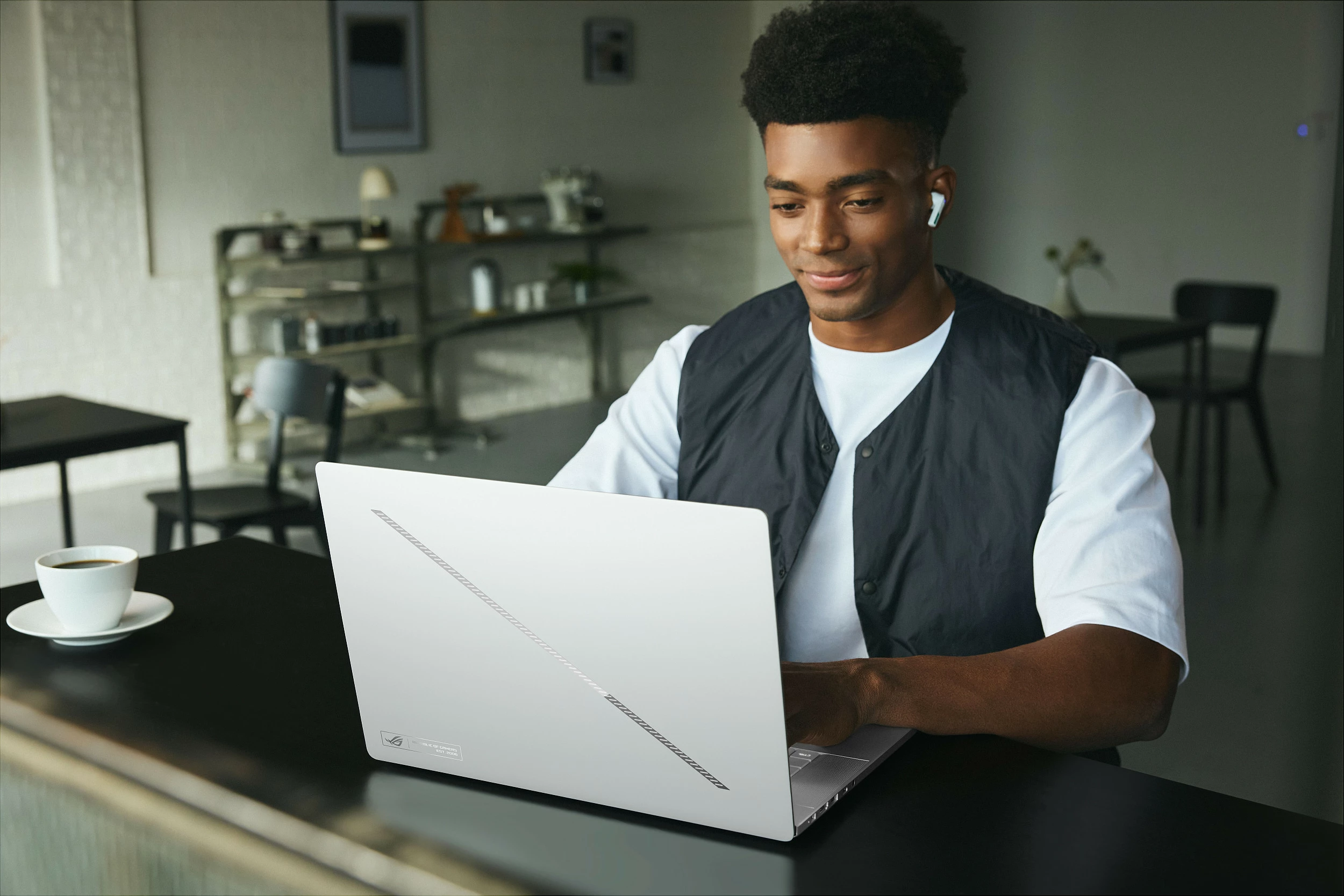 Laptop ASUS ROG Zephyrus G16 GU606AP-TB039W, Core Ultra 9 386H, 32GB RAM Memorje, 1TB SSD, GeForce RTX 5070, Windows 11 Home, Platinum White