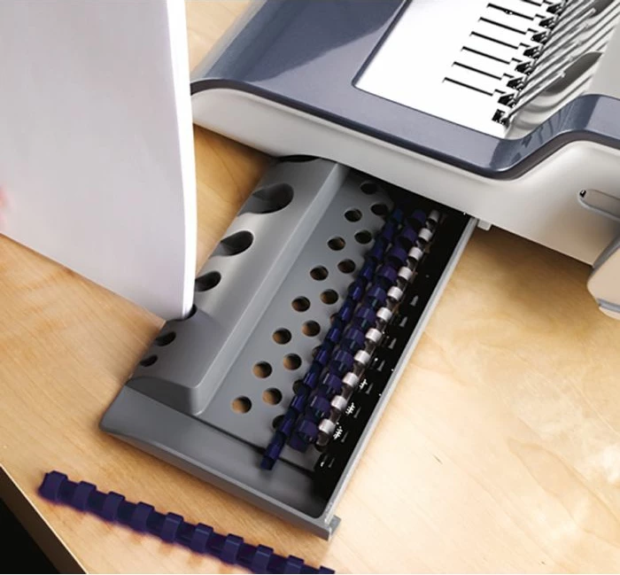 Makinë lidhëse dokumentesh Fellowes Quasar+ 500 (MPN 5627701), kapacitet lidhjeje 500 fletë, shpim 25 fletë, manuale, set fillestar 10 dokumente, argjend/zezë