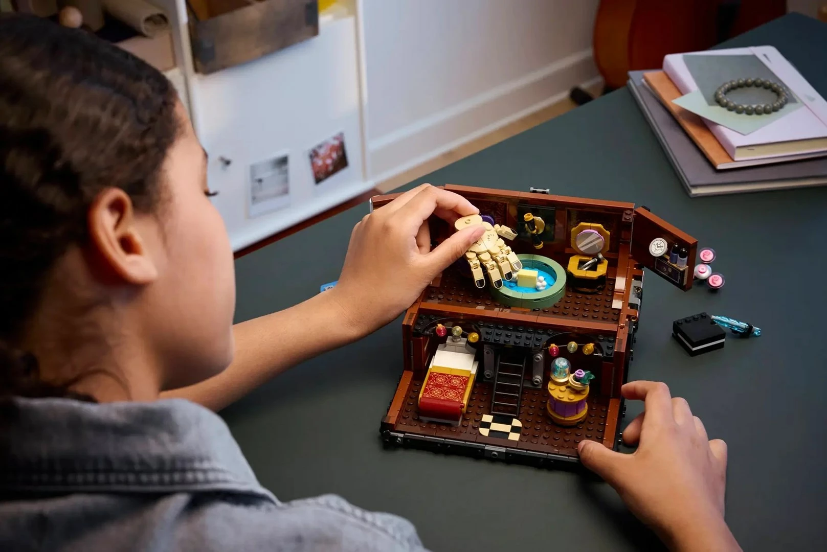 Set LEGO Wednesday Thing's Apartment 76785, 828 pjesë, për fëmijë 10+