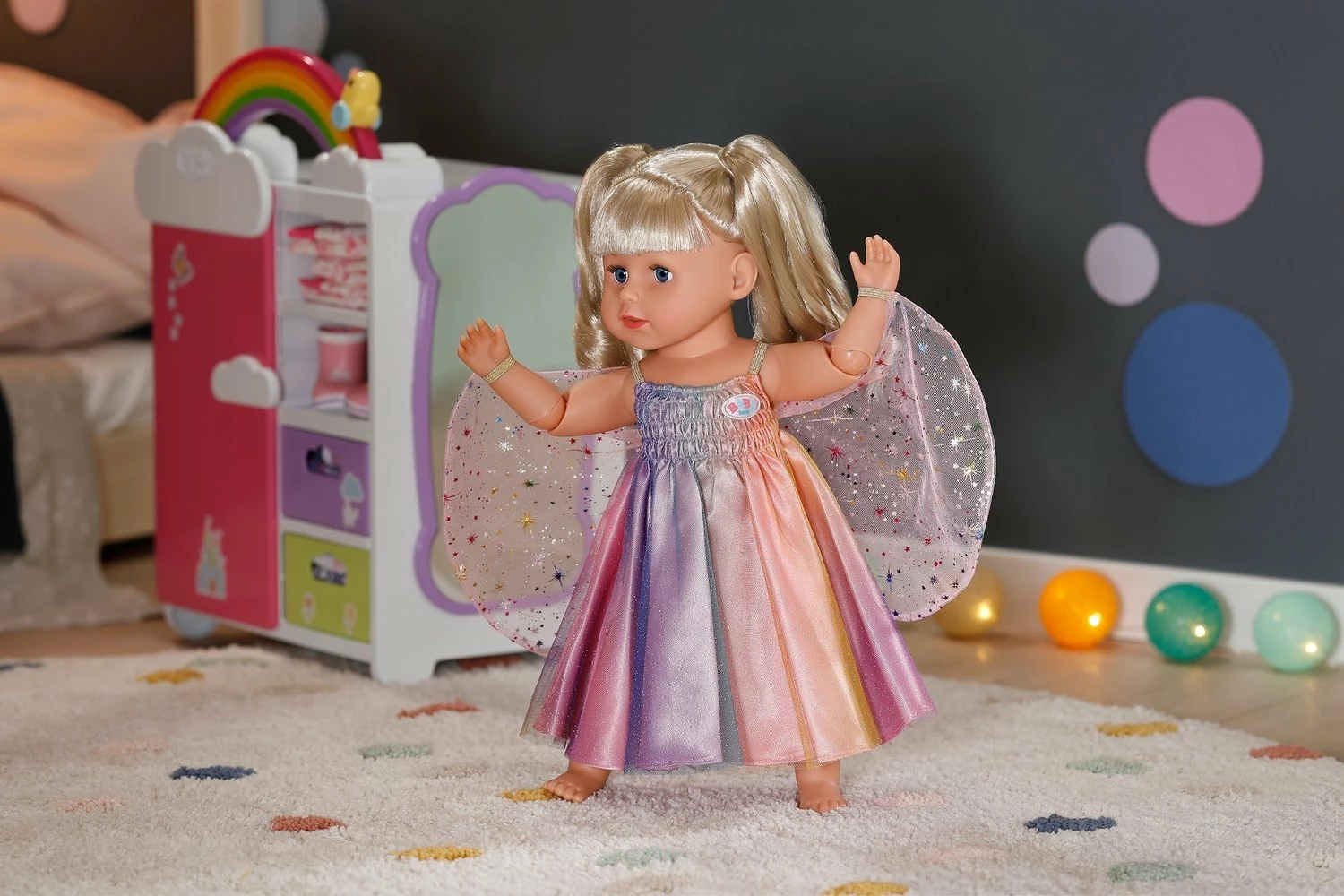 Fustan për kukull Zapf BABY BORN Rainbow Dress 43cm 836132 shumëngjyrësh (me krahë, me varëse)