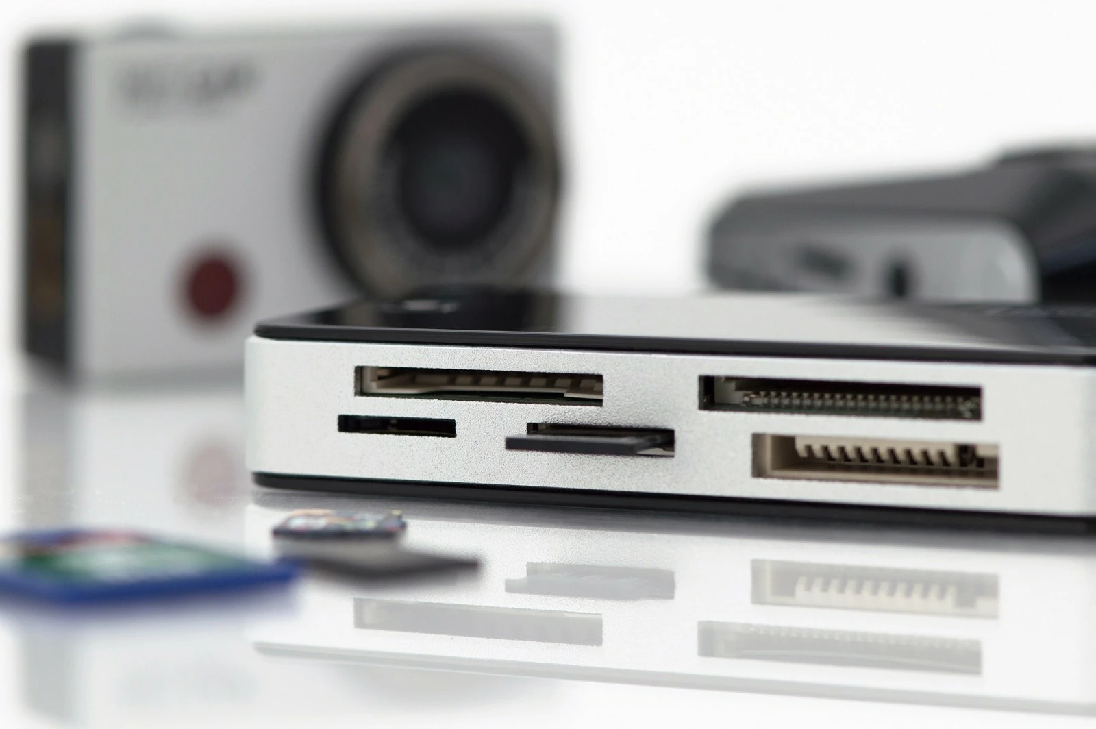 Lexues kartelash Digitus DA-70330-1, 5 porta USB 3.0, i zi-argjendtë