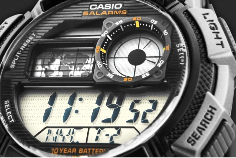 Orë dore për meshkuj CASIO, e zezë