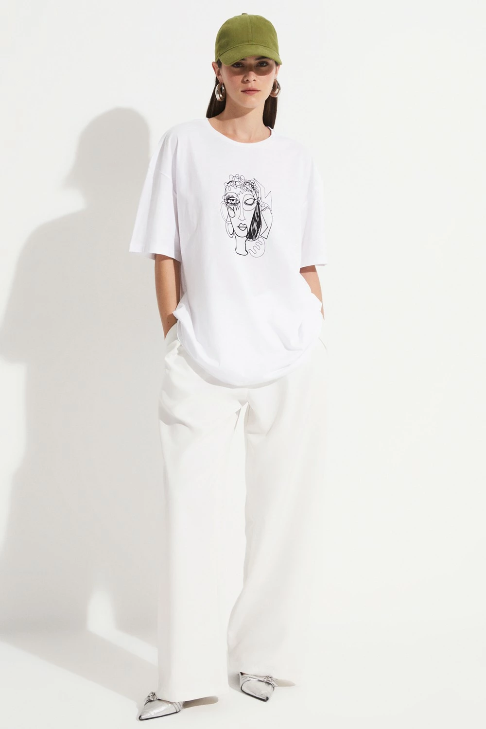 Maicë për femra June, e bardhë