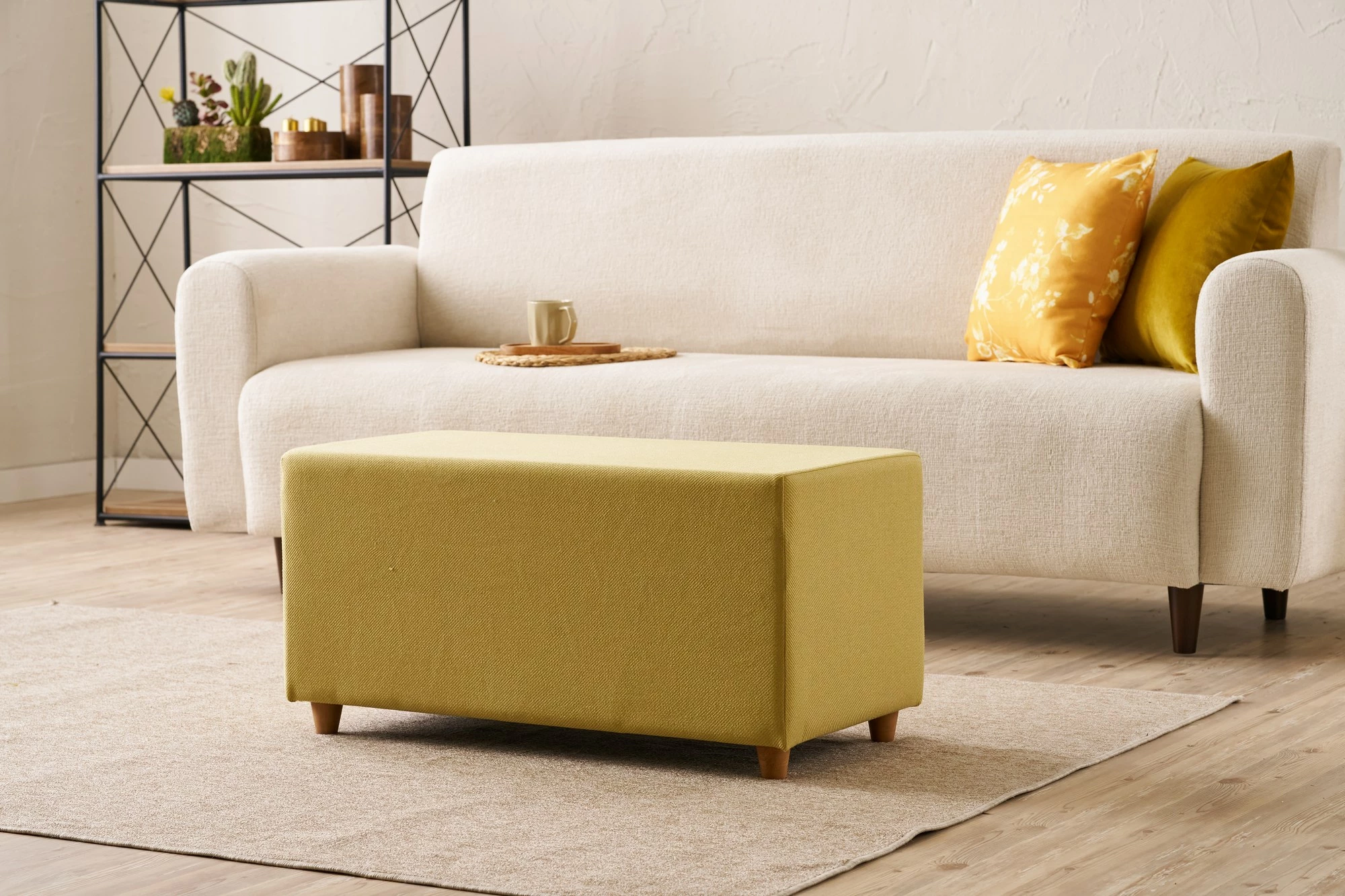 Puf i verdhë Atelier del Sofa, Urla