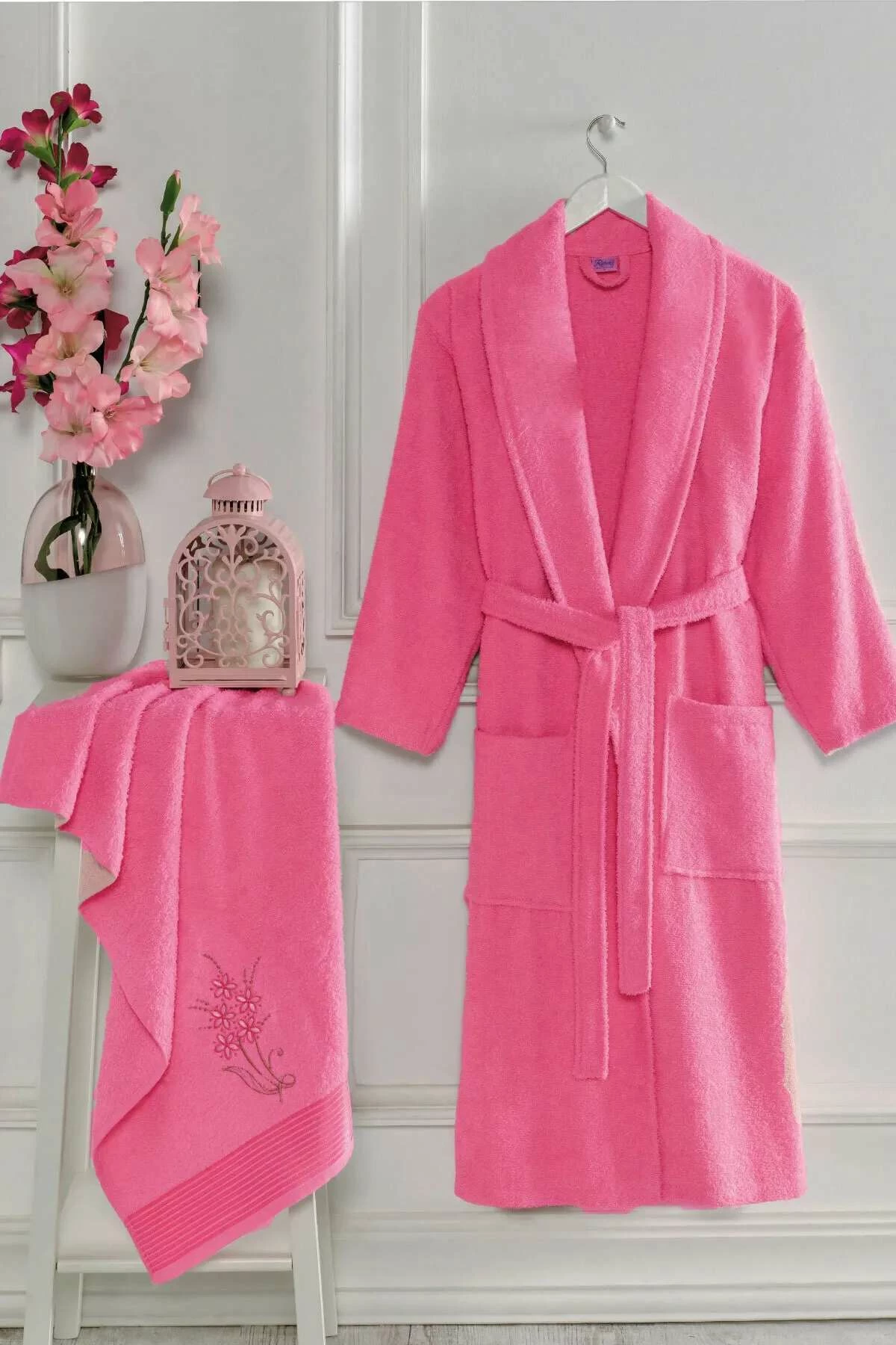 Set rrobdeshambrë me peshqir dore, Mijolnir Cora, fuksia