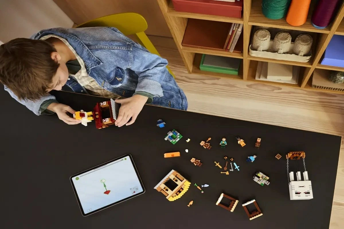 Set LEGO Minecraft 21273, The Ghast Balloon Village Attack