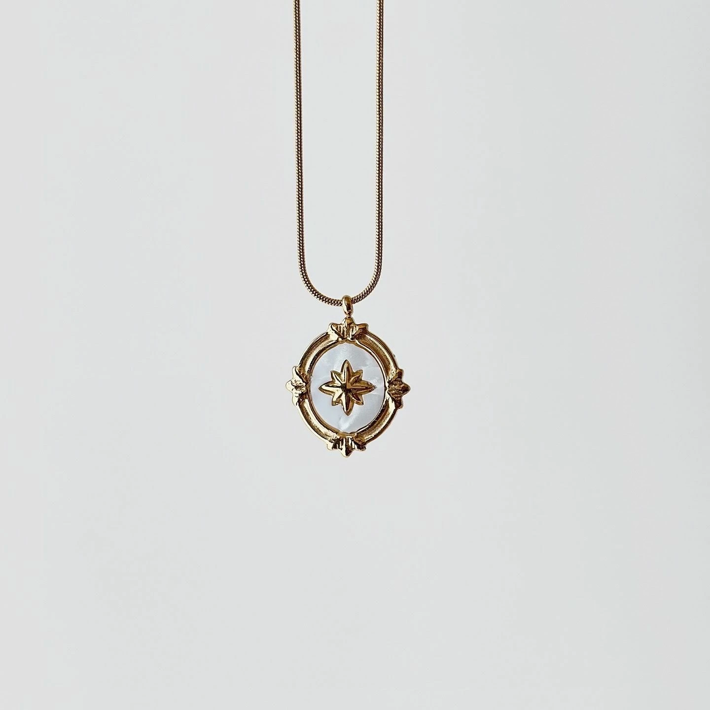 Qafore çeliku Jumeon, Glami, ngjyrë ari dhe e bardhë