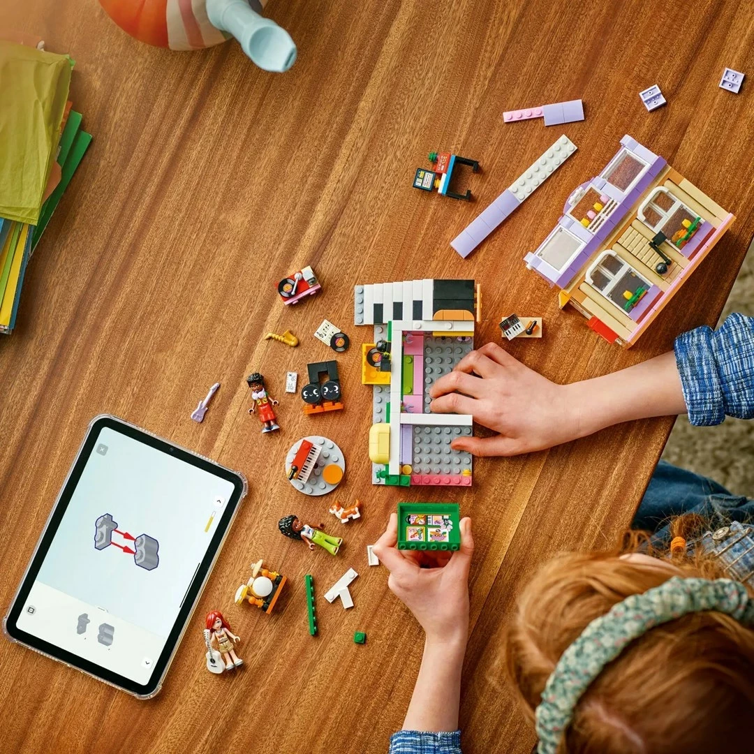 Set LEGO Friends Music Store & Apartment 42653, 3 minifigura, për fëmijë 7+