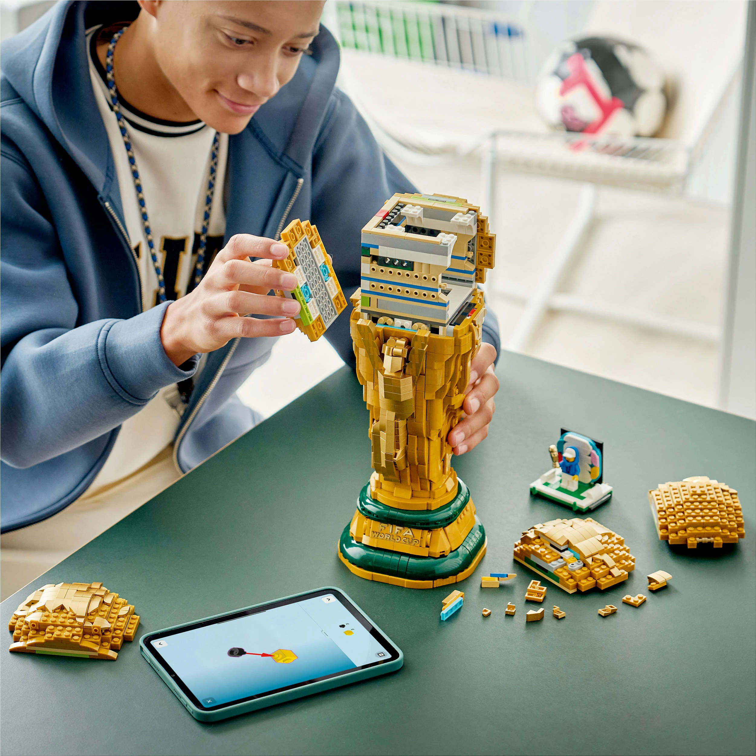 Set ndërtimi LEGO FIFA World Cup Official Trophy 43020, 2842 copë, shumëngjyrësh