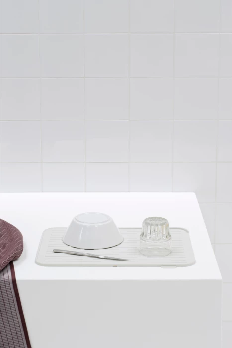 Mat silikon për tharje enësh Brabantia 117466, kundër-rrëshqitës, e sigurt për enëlarëse, e bardhë