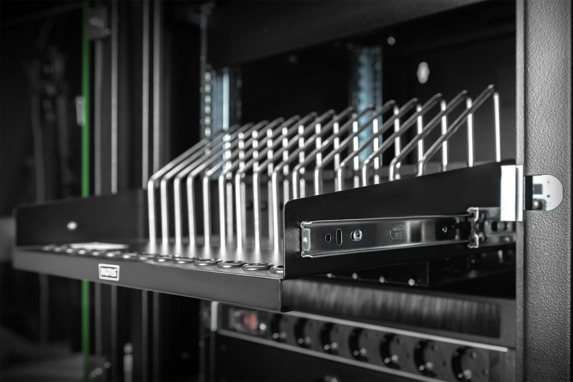 Raft i tërheqshëm Digitus për 14 pajisje, 19 inç, 50 kg, i zi