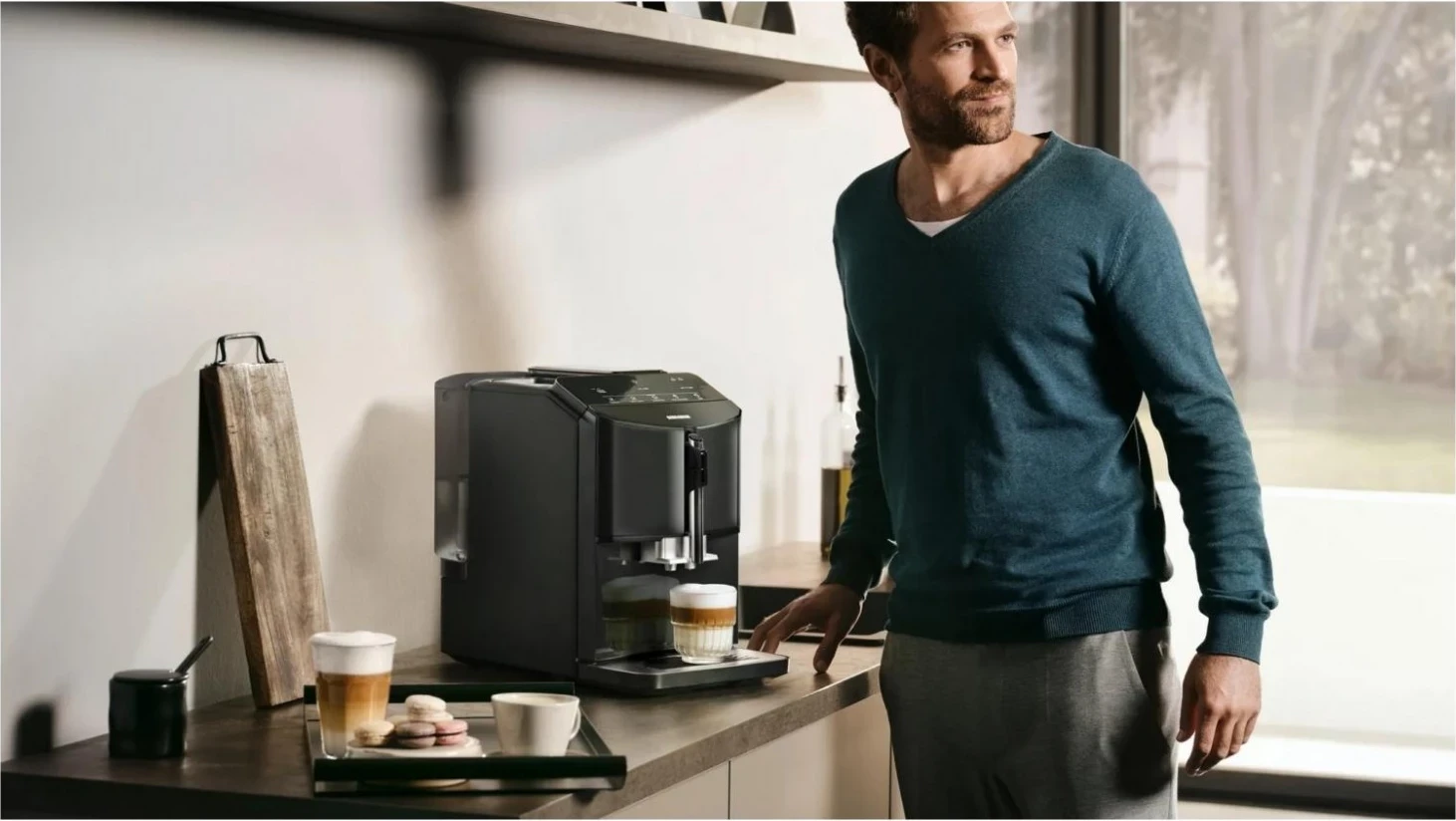 Makina e kafes Siemens EQ300 TF301E09, me regullim të gradës së bluarjes së kafes, e zezë