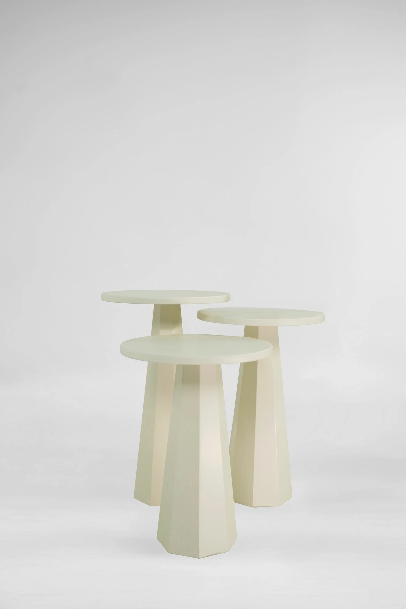 Set tavolinash anësore Skye Decor, Lilyum (57 + 52 + 47), krem
