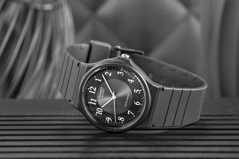 Orë dore Casio, unisex, e zezë