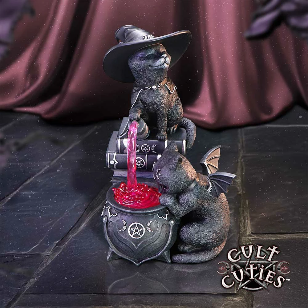 Figurinë koleksionuese Nemesis Now Cult Cuties Curious Cauldron, dekor gotik, në kuti dhurate, e zezë/e kuqe