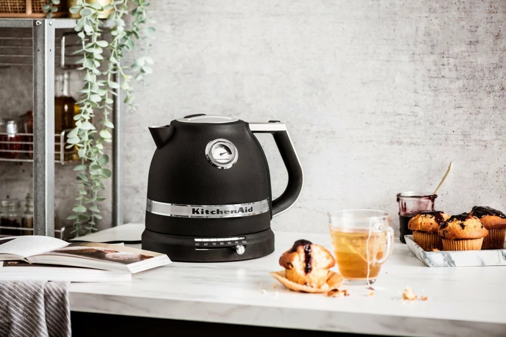 Bollitore elektrike KitchenAid Artisan 5KEK1522EBK 1.5L 2400W me kontroll temperature, e zezë