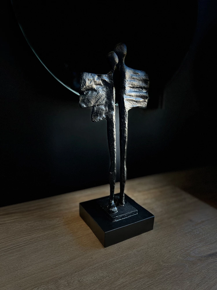 Figurë dekorative Eros, polirezine, e zezë, 15x12x37 cm