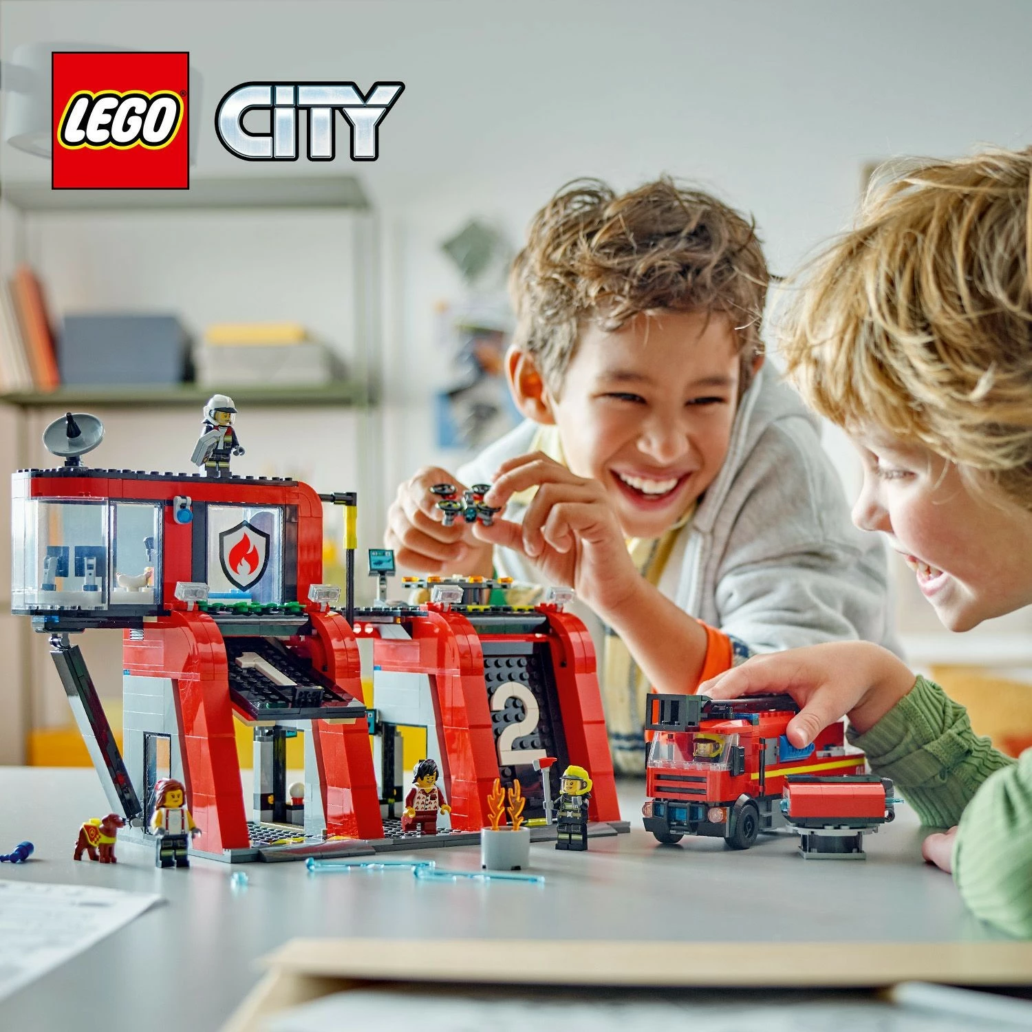 Set ndërtimi LEGO City 60414, stacion zjarri me kamion, 843 pjesë, shumëngjyrësh