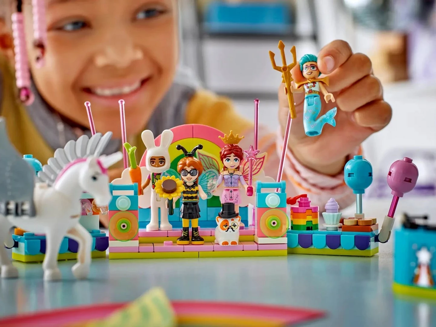 Set lodrash LEGO Friends 42661, 261 pjesë, me 5 minifigura, Party me njëbrirësh dhe zanë