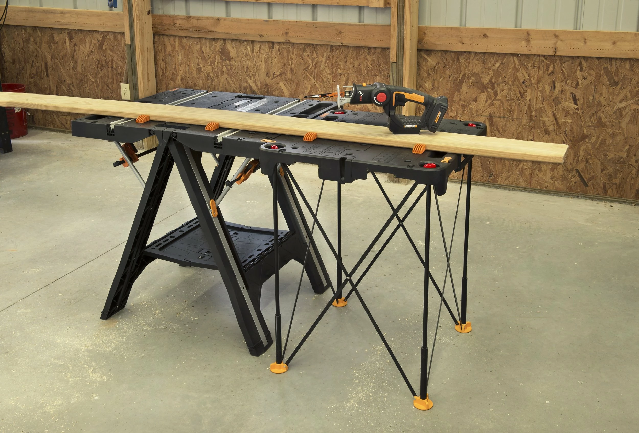 Tavolinë pune Worx Pegasus WX051 78x63 cm, palosëse, 136 kg, zi/portokalli, set me 2 klema + 4 konektorë