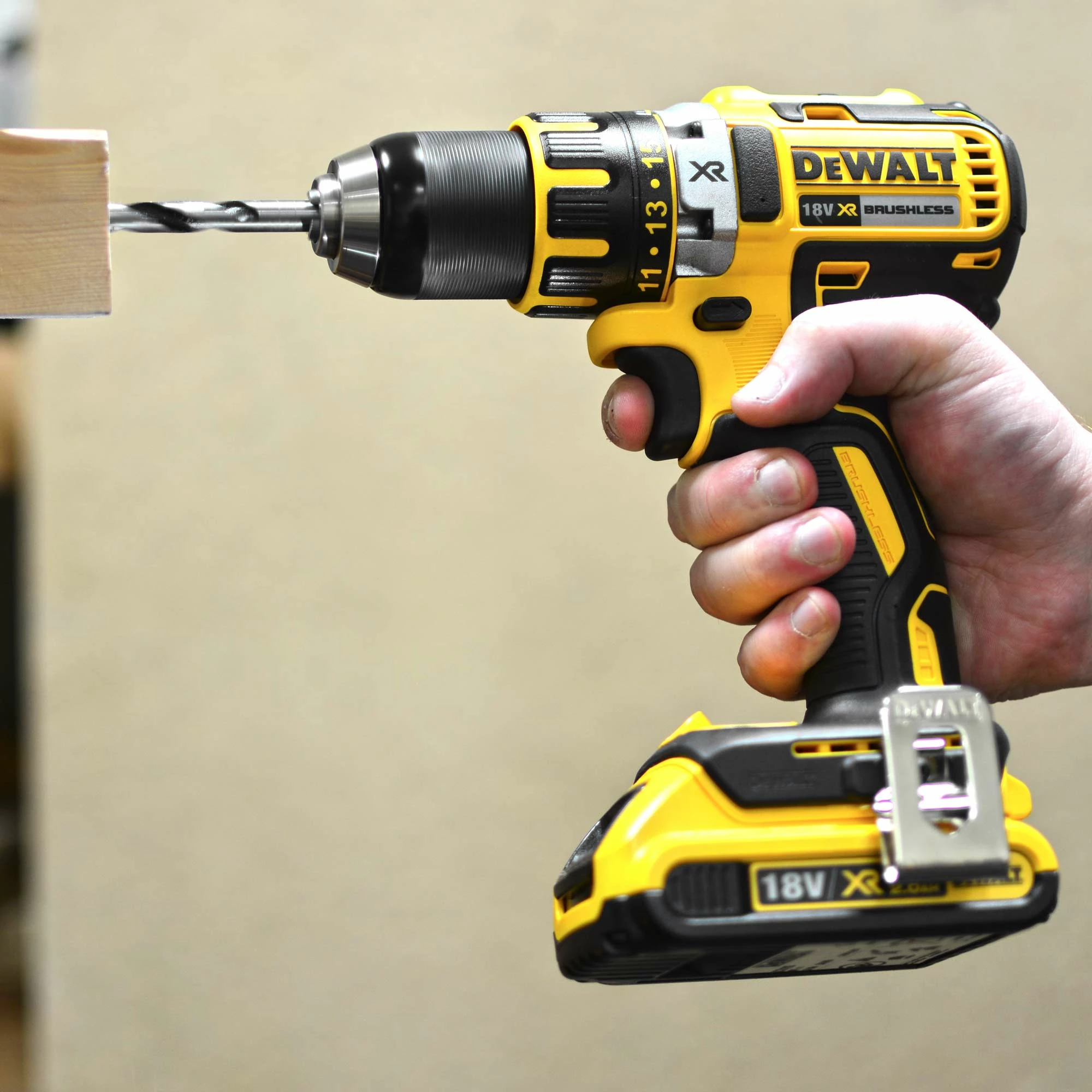 Trapan/vidhues pa kabllo brushless DeWalt DCD790D2 18V 2.0Ah XR, set me 2 bateri + karikues + kuti TSTAK, verdhë/zezë