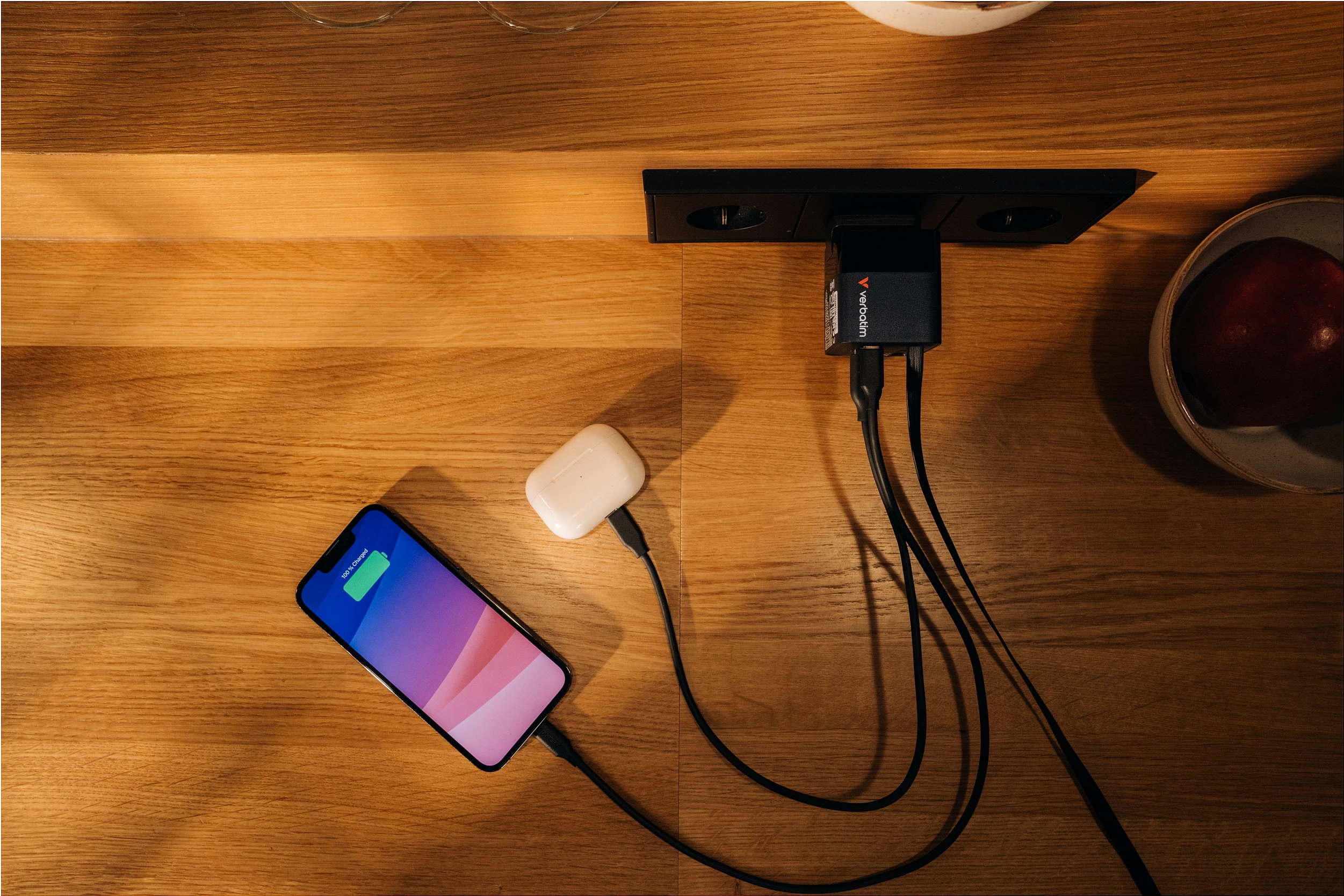 Karikues Verbatim GaN 65W, 2 porta USB-C PD/USB-A QC, kabllo e tërheqshme, EU/UK/US, i zi