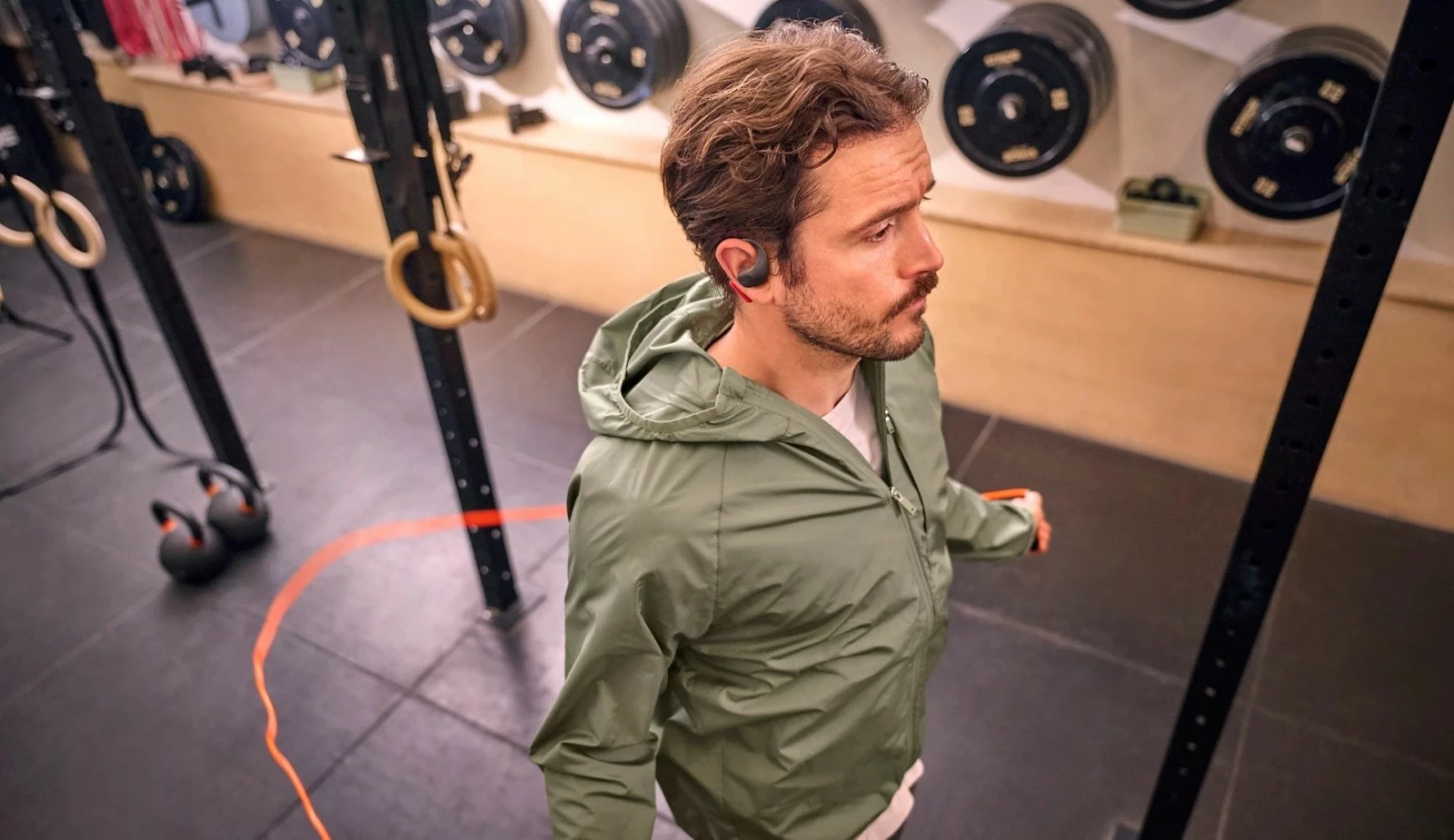 Kufje pa tela TWS, Philips TAA6709BK/00, open-ear sport me varëse mbi vesh, Bluetooth 5.4, IP55, deri 28h, USB‑C, e zezë/kuqe