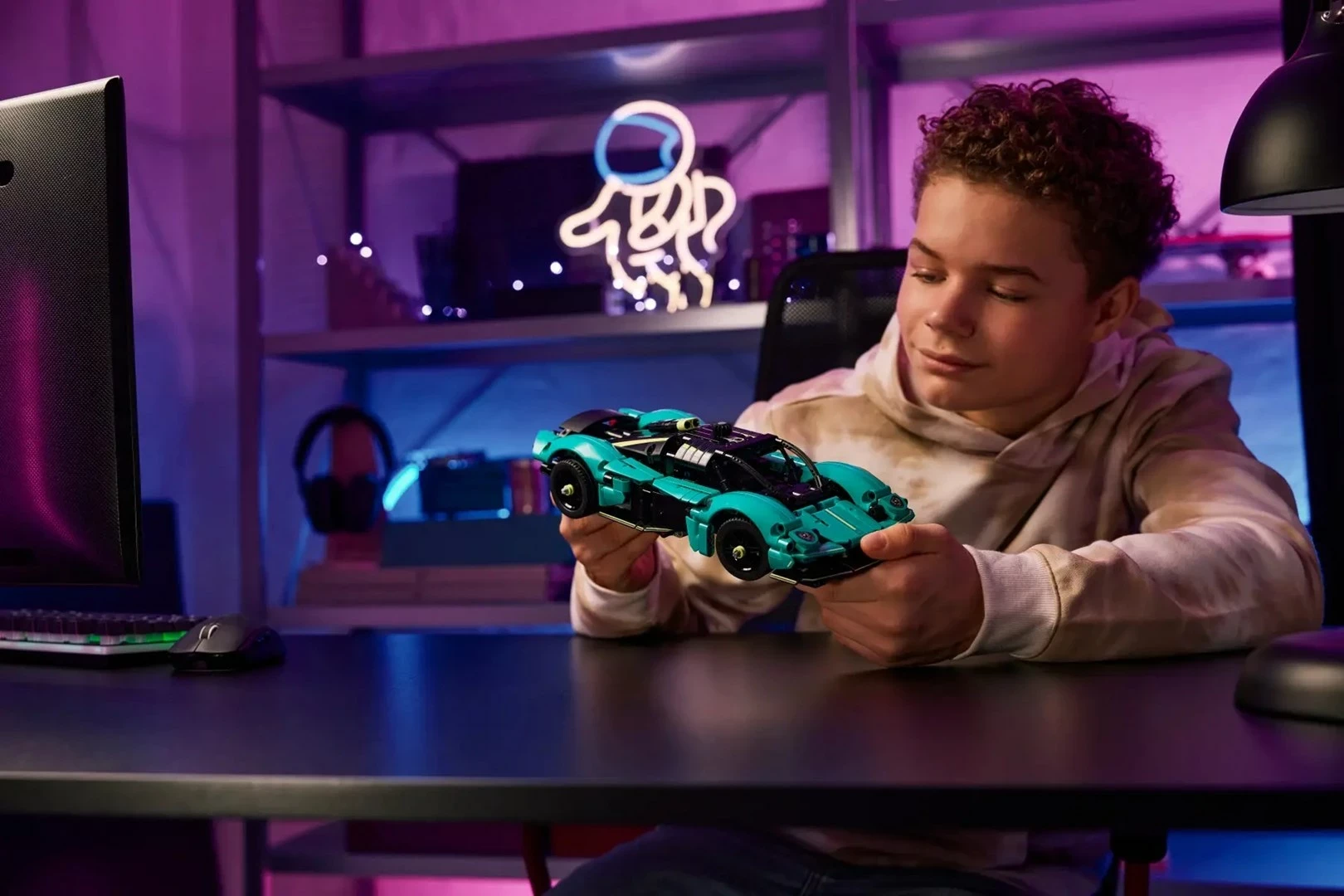 Set LEGO Technic Aston Martin Valkyrie 42208, 707 pjesë, për moshën 9+