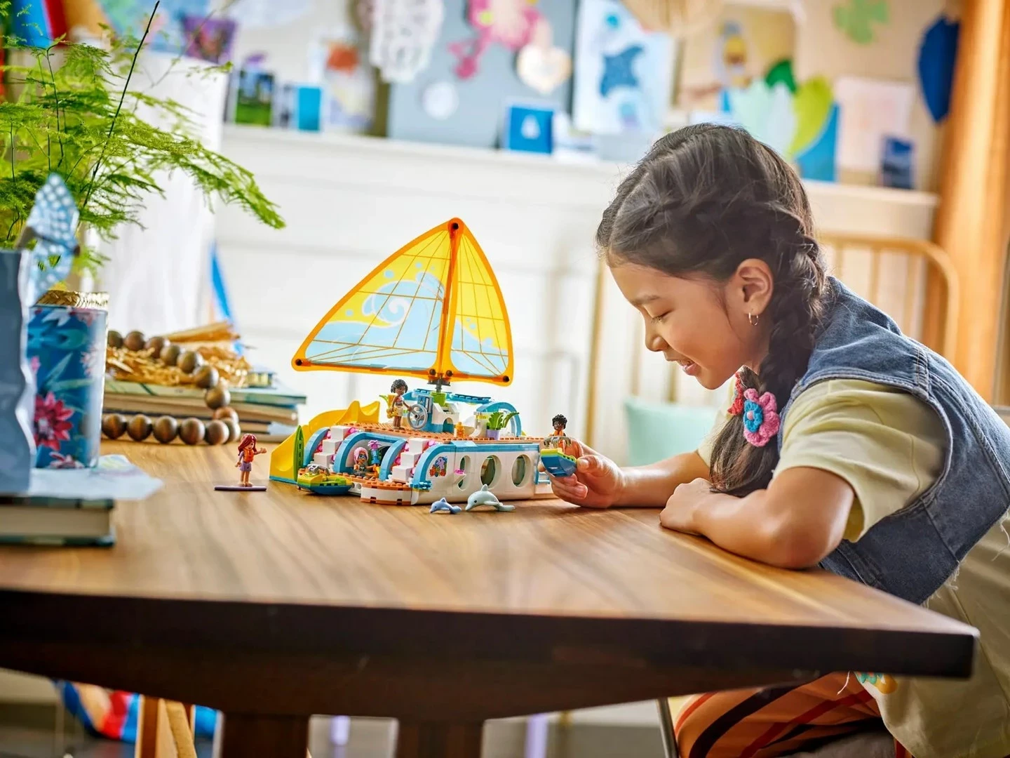 Set LEGO Friends Travel Boat Adventure 42664, 685 pjesë, me 4 minifigura