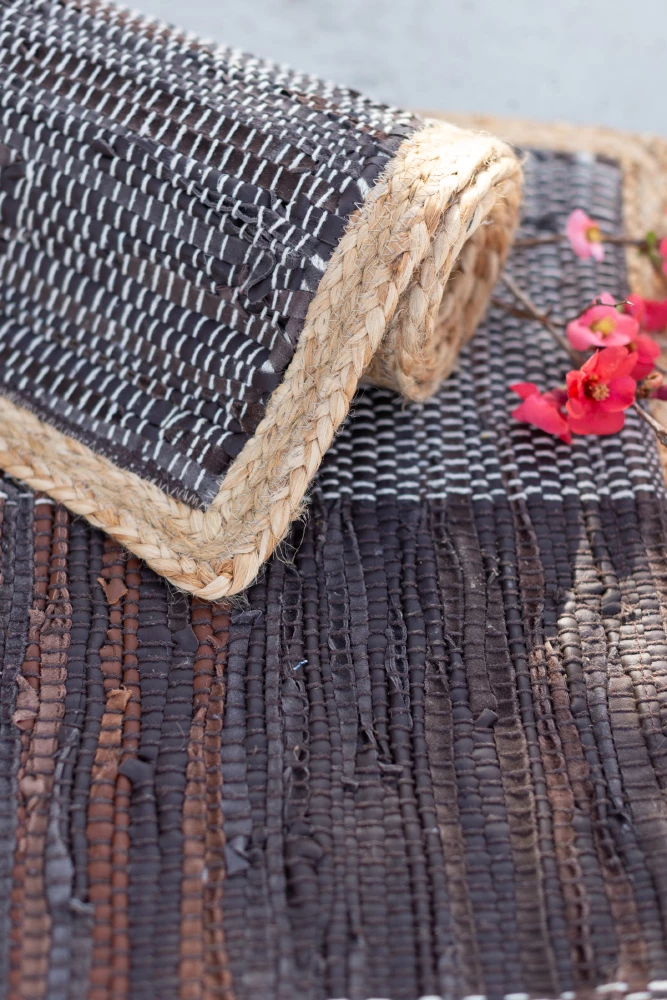 Qilim i errët, lëkurë dhe jute, 60x90cm, ngjyrë e zezë-bezhë