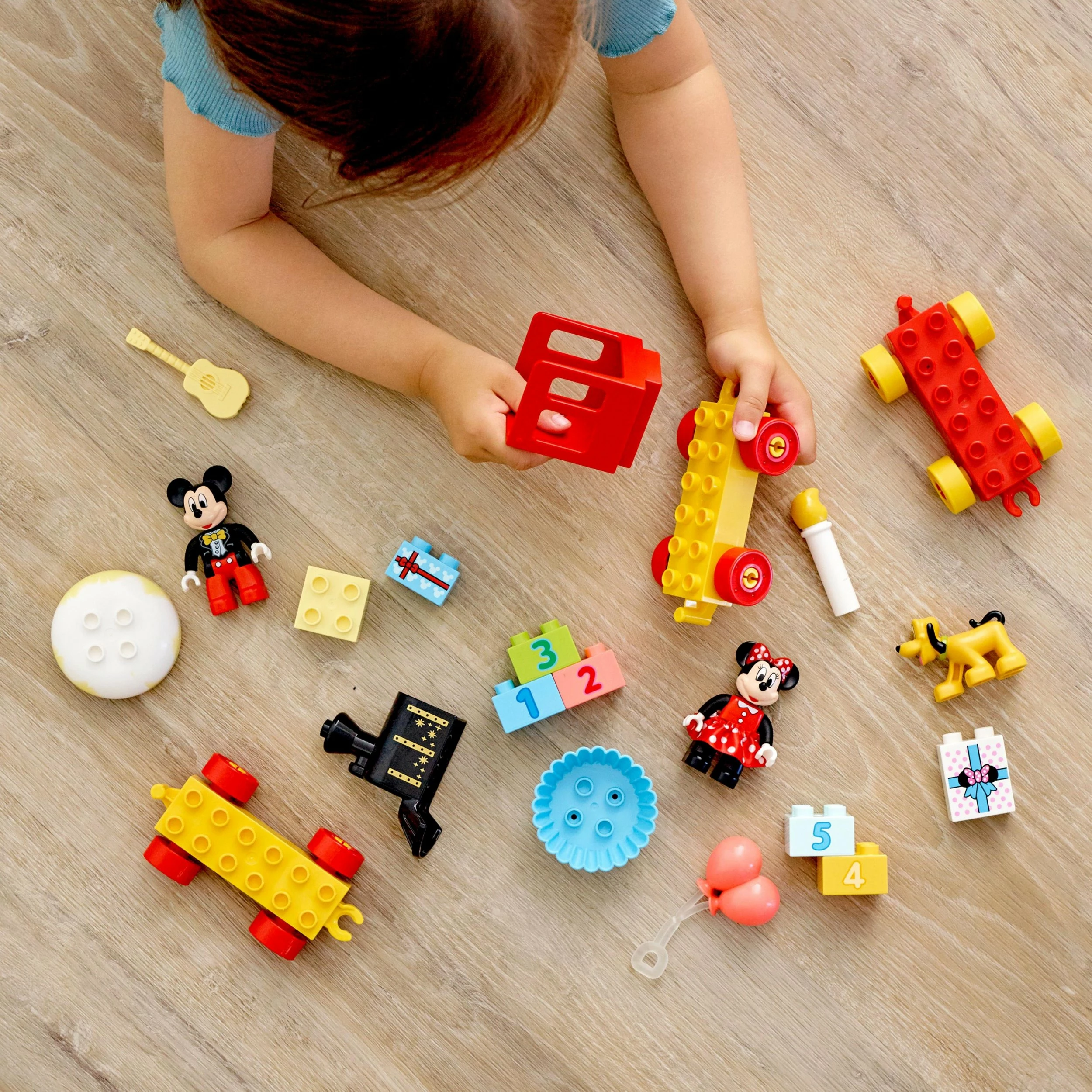 Set LEGO DUPLO Disney tren ditëlindjeje Mickey Mouse & Minnie Mouse 10941, 22 pjesë