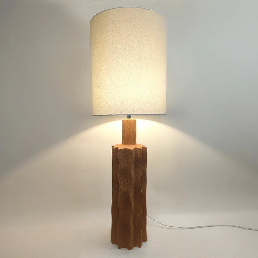 Llambë tavoline EGLI, qeramikë terrakote, abazhur liri i bardhë, 34x34x100cm