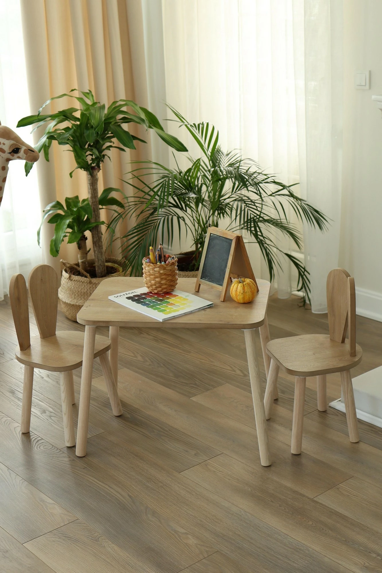 Set tavoline për fëmijë Hanah Home, dy karrige Bunny, ngjyrë kafe