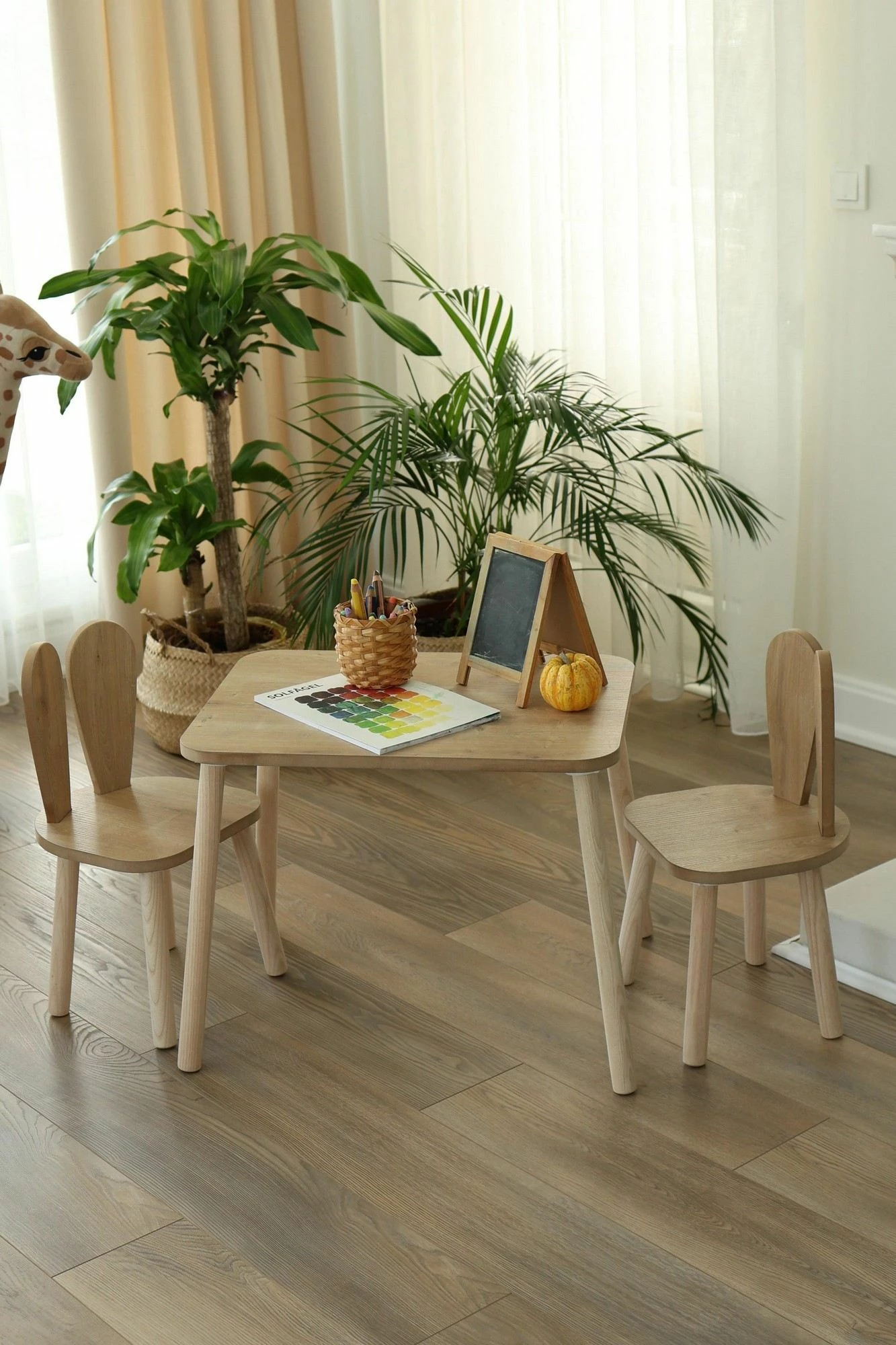 Set tavoline për fëmijë Hanah Home, dy karrige Bunny, ngjyrë kafe