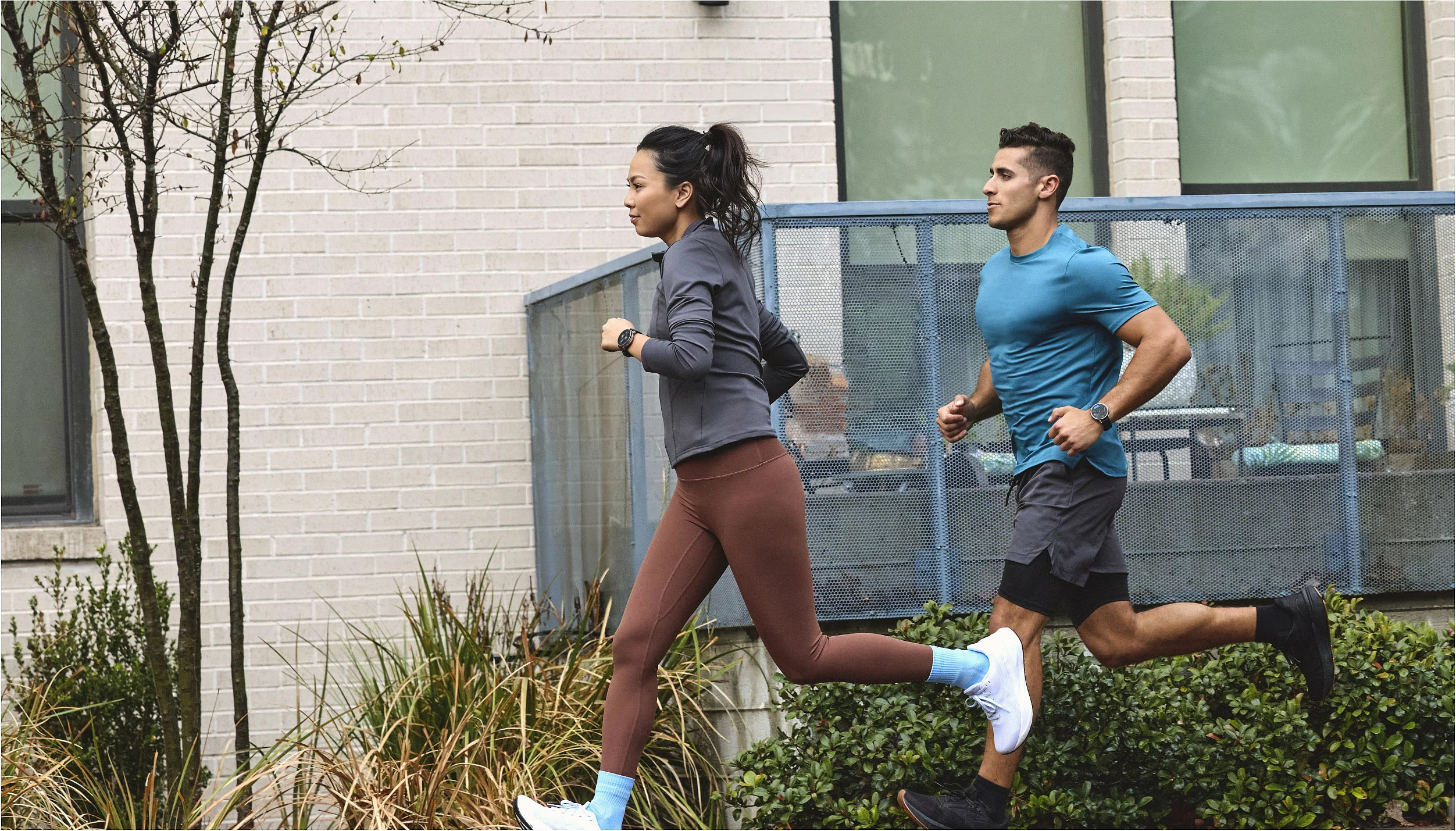 Smartwatch AMAZFIT Active 3 Premium, AMOLED 1.32 inç, NFC, GPS, 5 ATM, rrip i zi, kasë ari