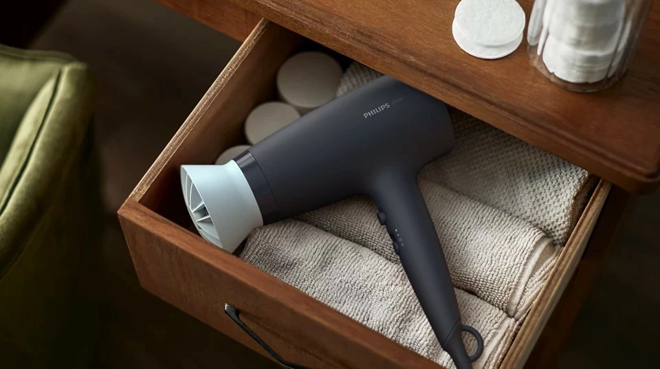 Tharëse flokësh Philips BHD360/20 2100 W, e zezë, me difuzor dhe grykë për përqendrim