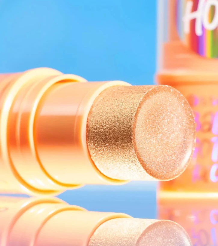 Highlighter për faqe Essence Stick Baby Got Holo Glow 10 Holy Apricotly, 5 g