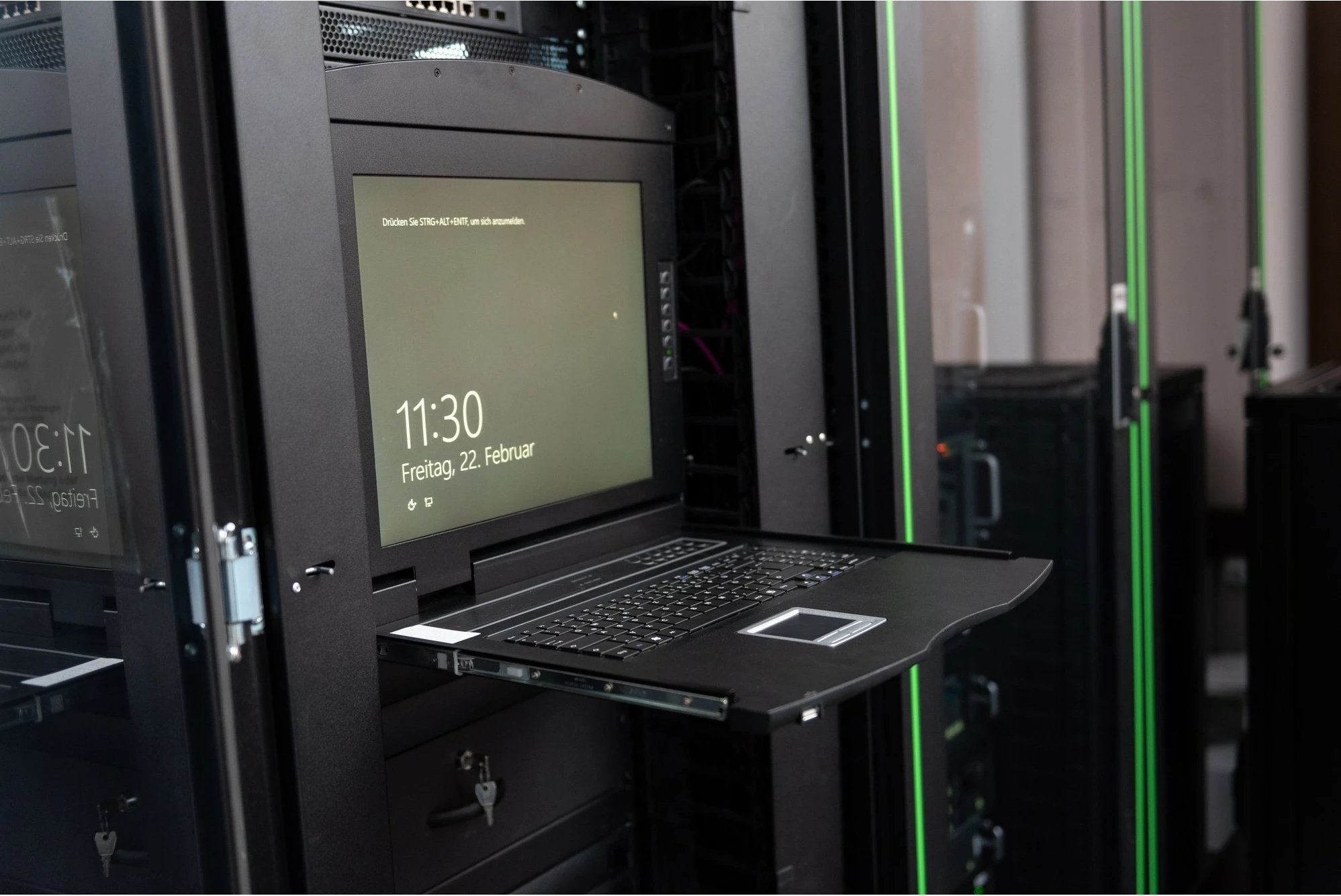 Konsolë rack Digitus 19" LCD, 16-port VGA KVM, QWERTZ, e zezë