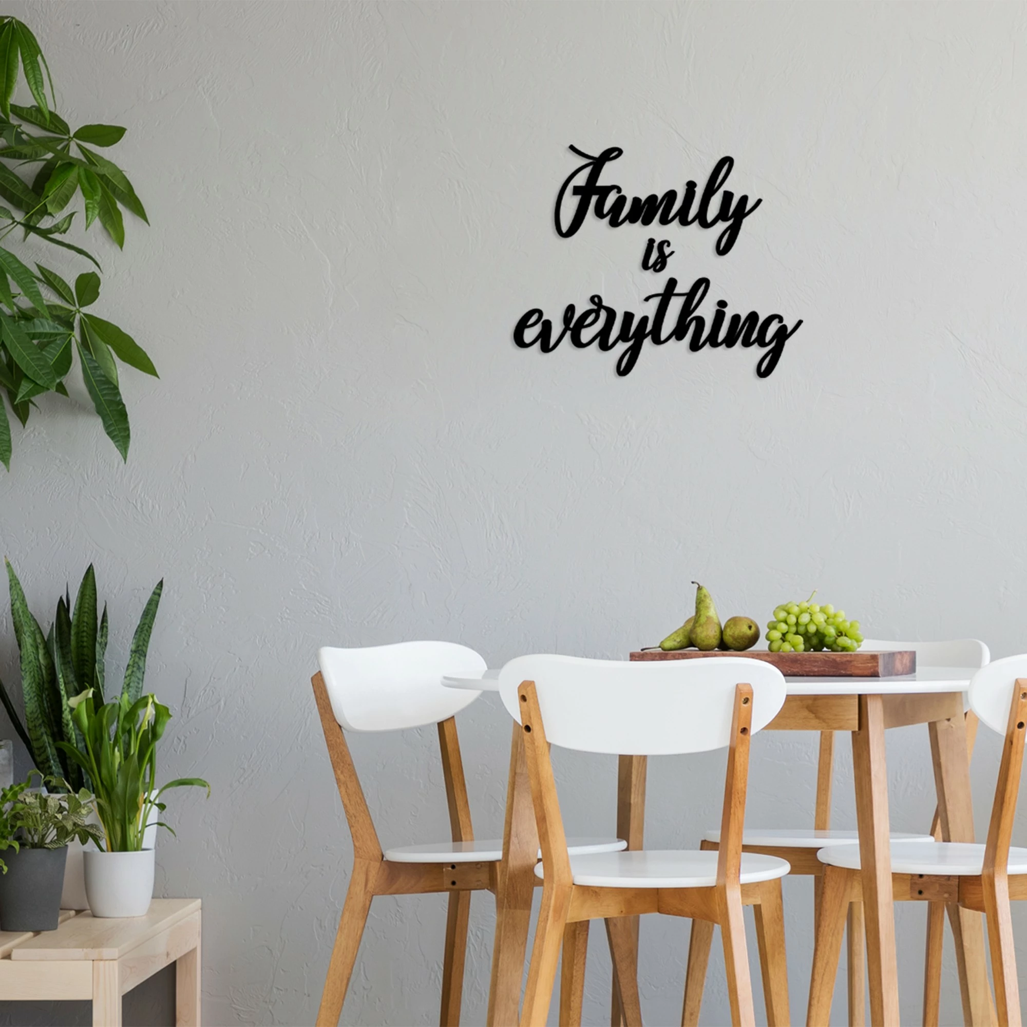 Aksesor dekorativ prej druri për mur, Family is everything, ngjyrë e zezë
