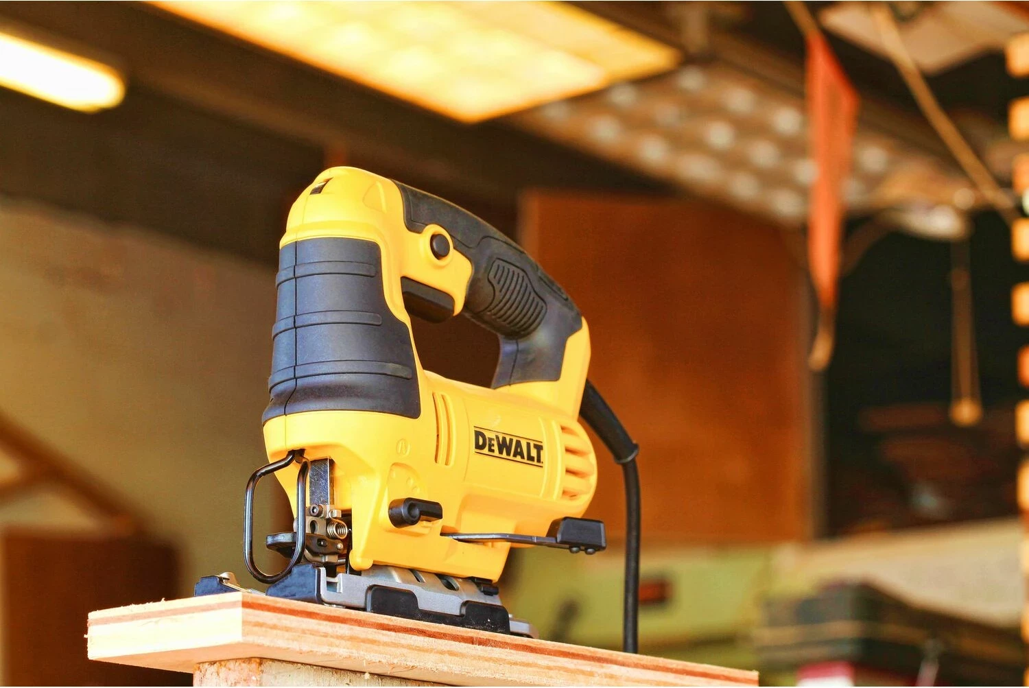 Sharrë vibruese DeWalt DWE349 650W, 500-3200/min, goditje 20mm, 0-45°, e verdhë/zezë
