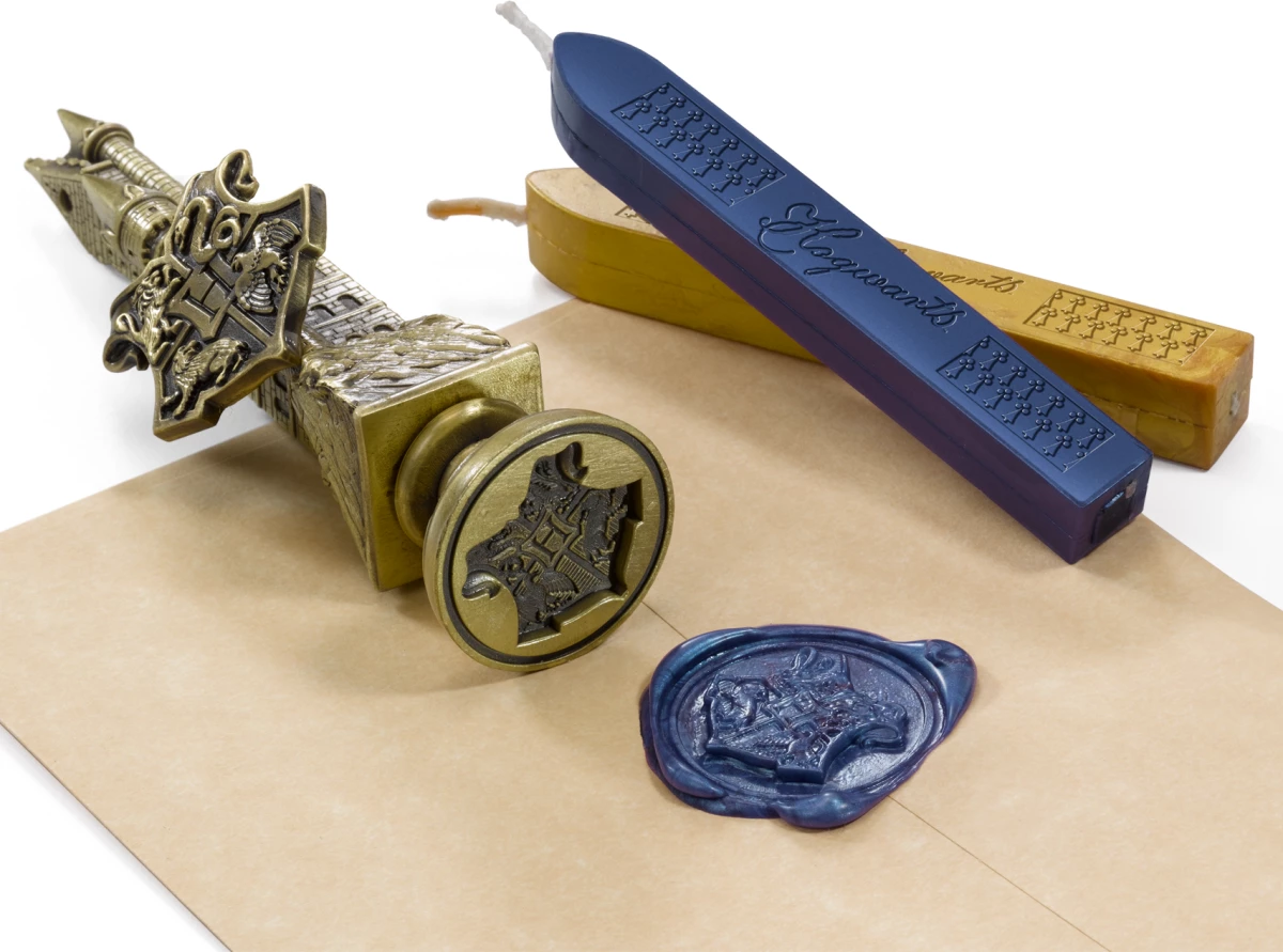 Set vulë me dyll Noble Collection Harry Potter Hogwarts Seal, metal i derdhur 11.5 cm, set me 2 shkopinj dylli ari/vjollcë
