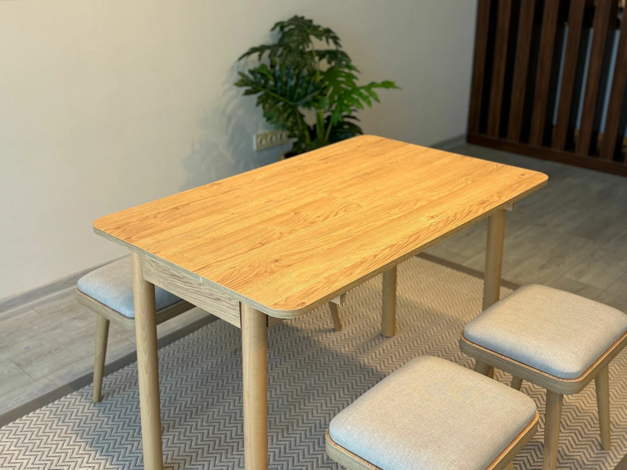 Set tavoline me karrige, zgjatës, 4 pjesë, Skye Decor, Vina Mini 04 1005, ngjyrë lis, krem