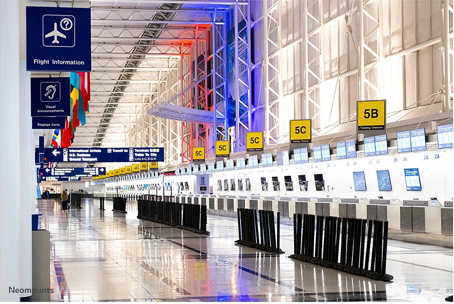 Mbajtëse muri për 3 ekrane Neomounts NMPRO-WMB3, 32-55", VESA 600x400, menaxhim kabllosh, e zezë